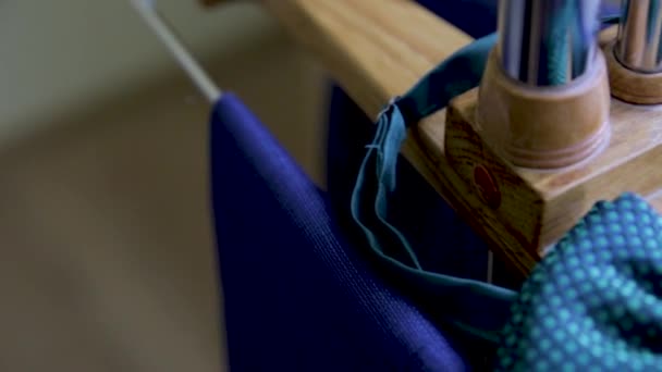Роскошные синие запонки для мужчин. аксессуары для смокинга, бабочки, галстука, носового платка, часов и смартфона — стоковое видео