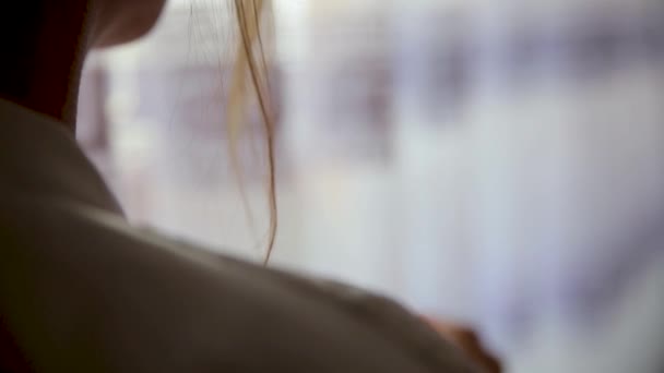 Caffè. Bella ragazza bere tè o caffè vicino alla finestra. Modello di bellezza donna con la tazza di bevanda calda. Colori caldi tonificati — Video Stock