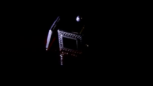 Ένα ζευγάρι μανικετόκουμπα φωτισμού σε σκούρο φόντο — Αρχείο Βίντεο