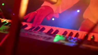 Piyano çalan bir müzik sanatçıları el Close-Up