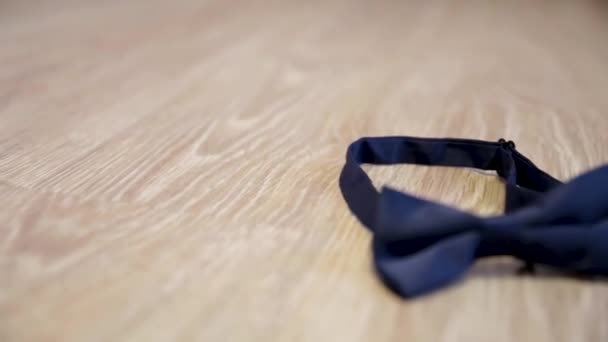 Luxo azul moda mens abotoaduras. acessórios para smoking, borboleta, gravata, lenço, relógio de estilo e smartphone — Vídeo de Stock