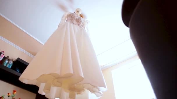 Komposition - Hochzeitskleid an einer graublauen Wand mit Dekor und Accessoires. — Stockvideo