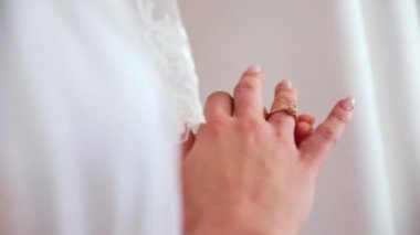 Kız, bir kadın bir alyans oluyor. Yeni bir hayat başlıyor. Tonlama.