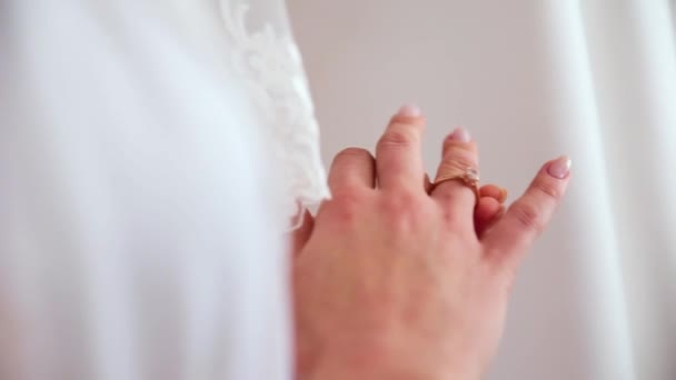 A lány, egy nő kezd egy karikagyűrűt. új életet kezd. Alakformálás. — Stock videók
