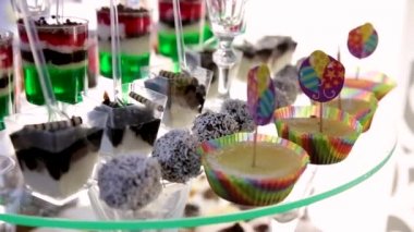 Çeşitli tanımlama bilgilerini, tart, Pastalar, çörekler ve cakepops içeren tablo