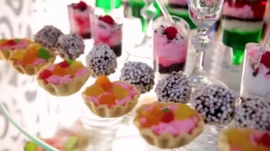 Çeşitli tanımlama bilgilerini, tart, Pastalar, çörekler ve cakepops içeren tablo
