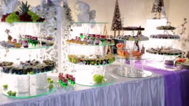Çeşitli tanımlama bilgilerini, tart, Pastalar, çörekler ve cakepops içeren tablo