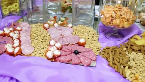 Tabell med olika kakor, tårtor, kakor, cupcakes och cakepops — Stockvideo