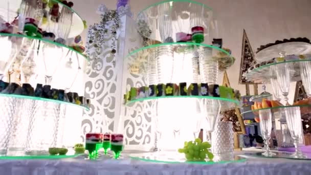 Mesa com vários biscoitos, tortas, bolos, cupcakes e bolos — Vídeo de Stock