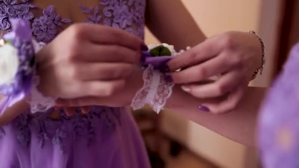 Une fille met un pansement sur une fille. Mariage . — Video