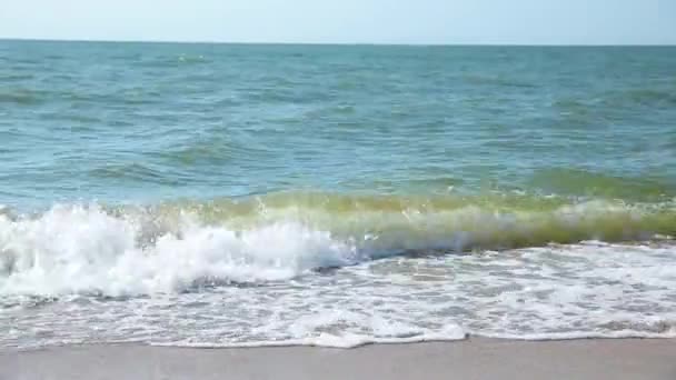 Saluda en el mar, océano. Playa . — Vídeos de Stock