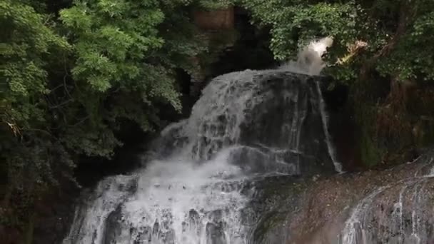 Wodospad widok na góry z bliska. Górski wodospad rzeka krajobraz. — Wideo stockowe