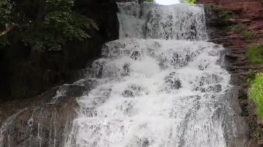 Şelale dağ manzarası yakın. Dağ nehri şelale manzara.