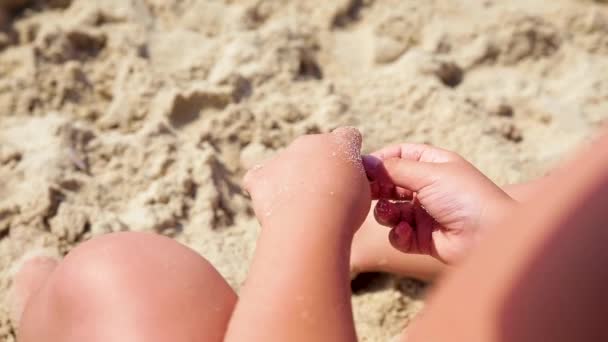 Il bambino gioca con la sabbia sulla spiaggia estiva . — Video Stock