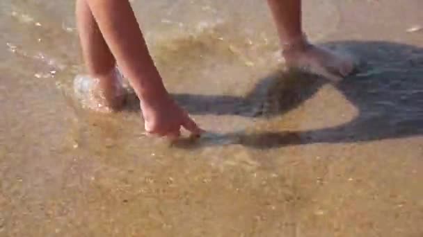 Il ragazzo tira il dito sulla sabbia vicino al mare. Vacanza al mare per famiglie con bambini. Bambino che corre sulla spiaggia tropicale dell'isola esotica durante le vacanze estive . — Video Stock