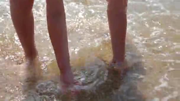 男孩用手指在海边的沙上。家庭与孩子的海洋假期。暑假期间在异国岛屿的热带海滩上奔跑的小男孩. — 图库视频影像