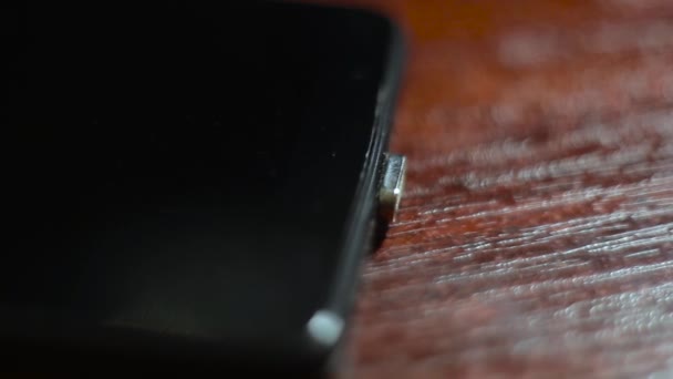 Verbinden Sie Das Magnetkabel Mit Ihrem Telefon Overfly Magnetische Micro — Stockvideo