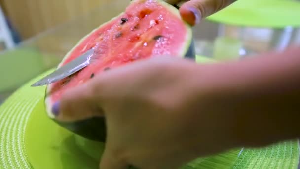 Jeune Belle Femme Coupe Avec Couteau Pastèque Sur Une Table — Video