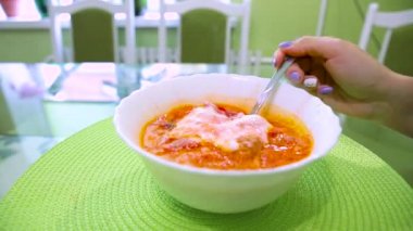 Yeşil bir masada ekşi krema ile pancar kırmızı sebze çorbası borsch. Ukrayna yemeği. Full Hd.