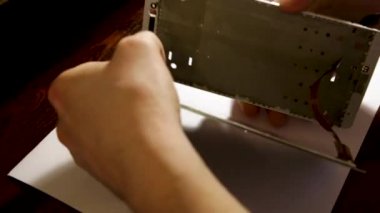 Masabaşında Tornavida ile İnsan Eli Tamir Cep Telefonu Yakın Çekim. Atölyede bozuk akıllı telefonu tamir eden adam. Full Hd