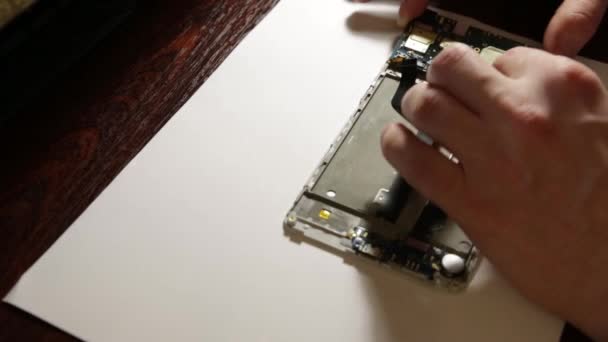 Close Menneskelige Hånd Reparation Mobiltelefon Med Skruetrækker Skrivebordet Mand Reparation – Stock-video