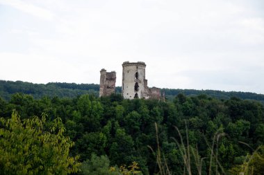 Nirkov kale kalıntıları, Chervonograd kale kuleleri, Ukrayna. Nirkov, Dzhurin şelalesi.