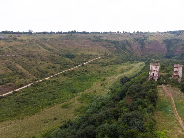 Nirkov kale kalıntıları, Chervonograd kale kuleleri, Ukrayna. Nirkov, Dzhurin şelalesi.