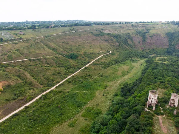Nirkov kale kalıntıları, Chervonograd kale kuleleri, Ukrayna. Nirkov, Dzhurin şelalesi.