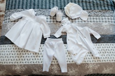Bodysuits, sürgü, spor ayakkabı, çorap, t-shirt şapka dahil bebek giysileri, set