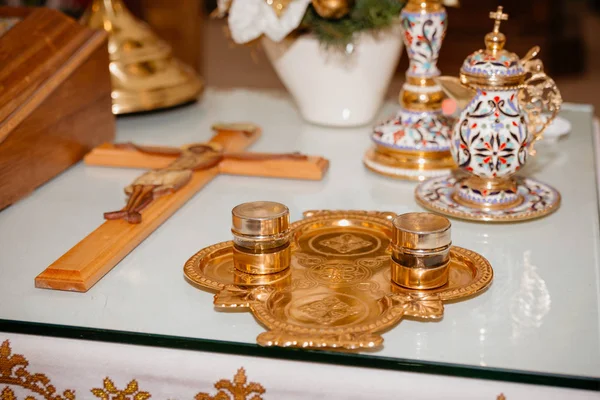 Simgeler arka plan üzerinde çapraz ile bebek vaftiz için Kilise aksesuarları