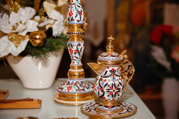 Simgeler arka plan üzerinde çapraz ile bebek vaftiz için Kilise aksesuarları