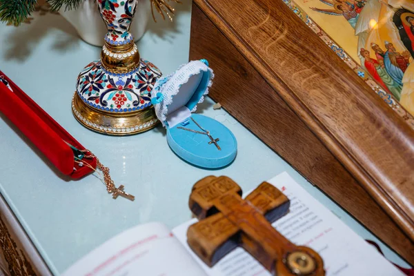 Simgeler arka plan üzerinde çapraz ile bebek vaftiz için Kilise aksesuarları