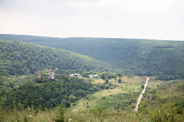 Nirkov kale kalıntıları, Chervonograd kale kuleleri, Ukrayna. Nirkov, Dzhurin şelalesi.