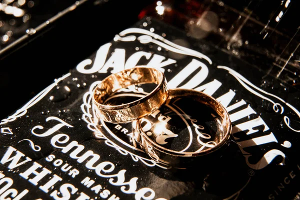 Jack Daniels tarafından karanlık bir arka plan üzerinde viski bir şişe gelinlik halkaları