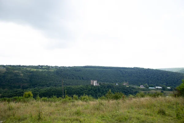 Nirkov kale kalıntıları, Chervonograd kale kuleleri, Ukrayna. Nirkov, Dzhurin şelalesi.