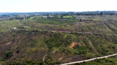 Nirkov kale kalıntıları, Chervonograd kale kuleleri, Ukrayna. Antik kale ve kırmızı toprak ve bir şelale ile terk edilmiş bir köyde iki kule. Nirkov, Dzhurin şelalesi. Chervonograd mı? Havadan görünüm fotoğrafı. Quadcopter mı? 4k