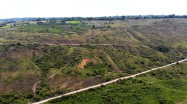 Nirkov kale kalıntıları, Chervonograd kale kuleleri, Ukrayna. Antik kale ve kırmızı toprak ve bir şelale ile terk edilmiş bir köyde iki kule. Nirkov, Dzhurin şelalesi. Chervonograd mı? Havadan görünüm fotoğrafı. Quadcopter mı? 4k
