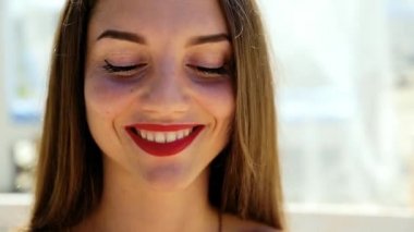 Güzel, seksi kadın, mükemmel saç ve cilt ile kız pozlar ve plajda karpuz yiyor. Piknik.