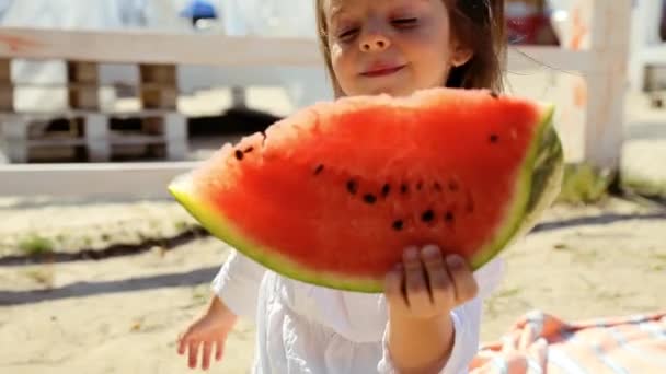 Happy Wesoły Dziewczynka Białej Sukience Zabawy Jedzenia Arbuza Plaży — Wideo stockowe