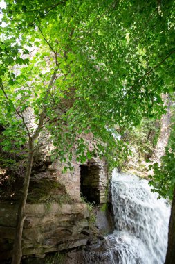 Dzhurinsky şelalesi - Ukrayna 'nın Ternopil bölgesinin Zaleschitsky ilçesindeki Dzhurin nehrinde bir şelale.. Şelalenin yüksekliği 16 metredir.