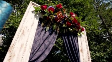 Düğün günü kurulumu. Restoranın dışında düğün töreni. Gelinler ve misafirler için sandalyeler ve mavi geçit.