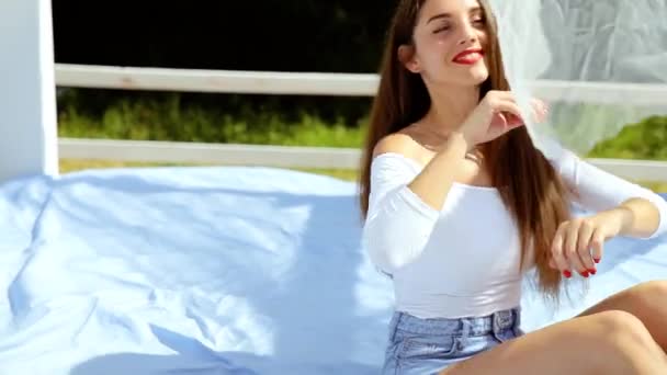 Nádherná Dívka Sedí Pláži Bílých Bungalovech — Stock video