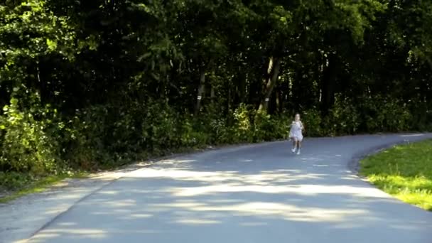 Uma Menina Encantadora Feliz Corre Pelo Caminho Redor Floresta Férias — Vídeo de Stock