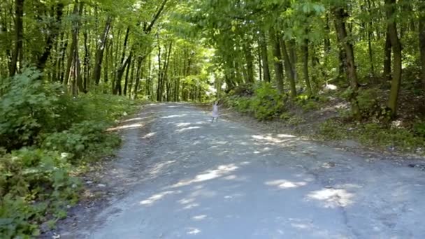 Menina Feliz Corre Longo Caminho Redor Floresta Férias Tropicais — Vídeo de Stock