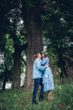 Genç bir çift. Kızla birlikte olan adam ormanda yürüyor. Ormanda romantik bir yürüyüş. Sevgi dolu ilişki