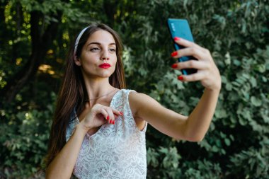 Güzel kız bir otoportre telefonda yapıyor