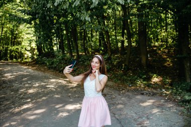 Güzel kız bir otoportre telefonda yapıyor