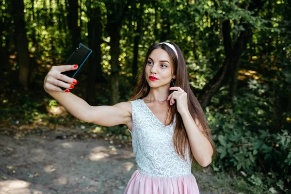 Güzel kız bir otoportre telefonda yapıyor