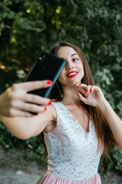 Красивая девушка делает автопортрет по телефону — стоковое фото