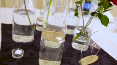 Lokantadaki masanın üstündeki vazoda üç gül..